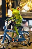 figurka-zaba-na-rowerze-kolor-wielokolorowy