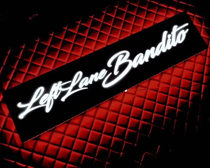 Tablica LED LEFT LINE BANDITO24v 100x25cm podświetlana bialo-czerwona, zawi