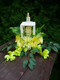 stroik-w-drewnianym-lampionie-ze-zniczem-led-limonkowy