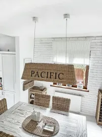 abazur-klosz-rattanowy-duzy-trapez-hampton-z-napisem-pacific