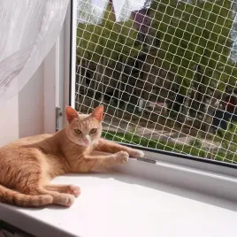 siatka-ochronna-dla-kotow-z-wlokna-poliestrowego-na-balkon-okno-dzrwi