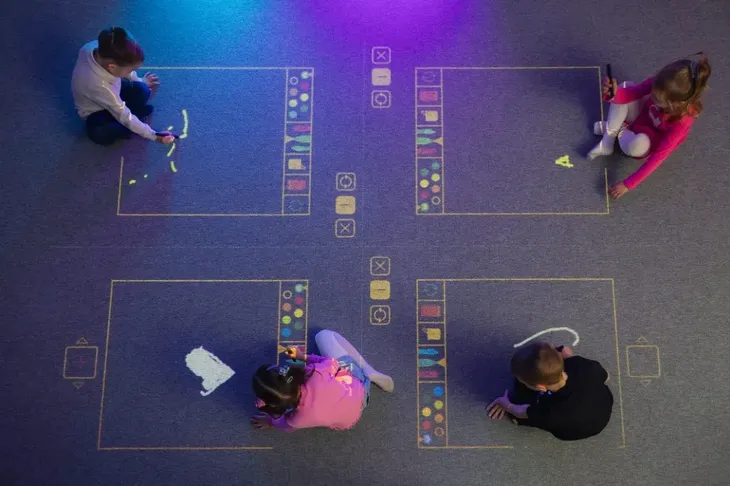 podloga-interaktywna-smartfloor-pro-mobile-zywotnosc-lampy-w-trybie-ekonomicznym-30000-h