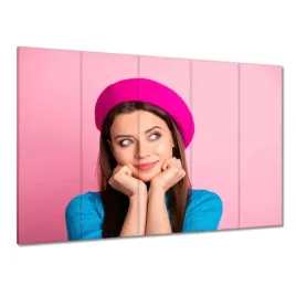 obrazy-225x160-zamyslona-dziewczyna-w-rozowym-berecie