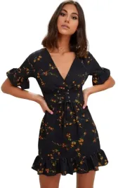 prettylittlething-sukienka-czarna-w-kwiaty-42-ejh