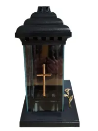 znicz-szklany-kapliczka-kwadrat-czarna-z-zlotym-krzyzm-i-kalia-32-cm