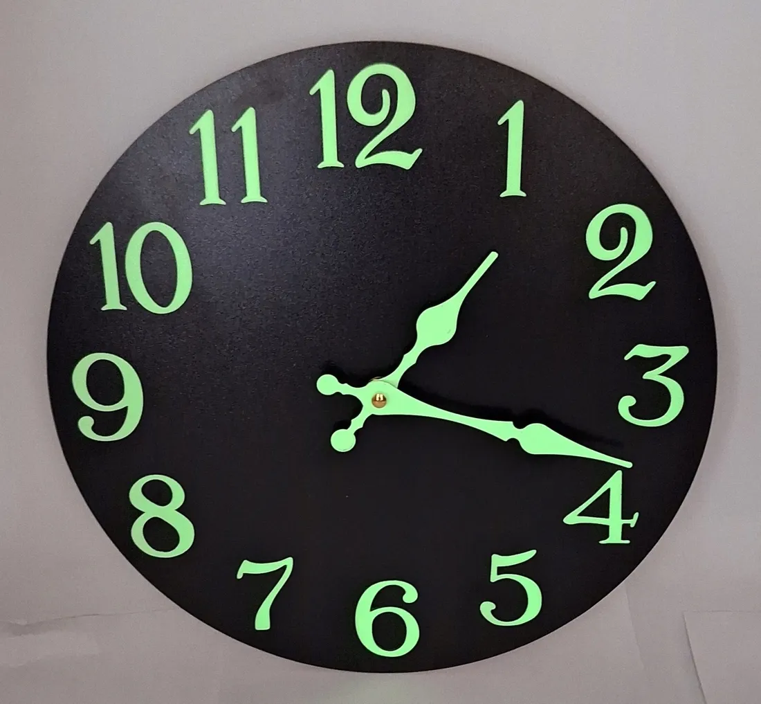 zegar-scienny-30cm-cichy-fluorescencyjny-swiecacy