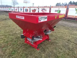 rozsiewacz-nawozow-do-nawozu-strumyk-tytan-400l-600l-800l-1000l-1200l-1600l