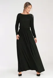 elegancka-czarna-sukienka-maxi-z-dlugim-rekawem-i-dekoltem-w-lodke-z-gumka