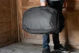 peak-design-travel-duffelpack-65l-black-torba-material-dominujacy-nylon