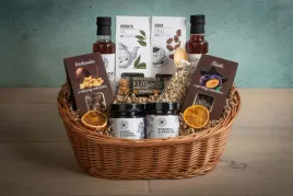 kosz-prezentowy-wiklinowy-zestaw-z-herbata-i-kawa-bakalie-w-czekoladzie