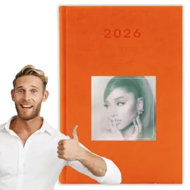 kalendarz-2026-a5-pomaranczowy-planer-niedziele-swieta-ariana-grande-02