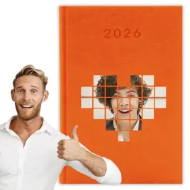 kalendarz-2026-a5-pomaranczowy-planer-niedziele-swieta-harry-styles-03