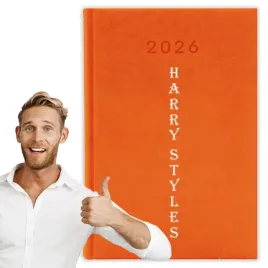 kalendarz-2026-a5-pomaranczowy-planer-niedziele-swieta-harry-styles-09