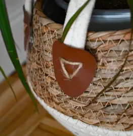 koszyk-dekoracyjny-rattanowy-26-cm-naturalno-bialy