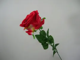sztuczna-jasnoczerwona-roza-czerwone-roze