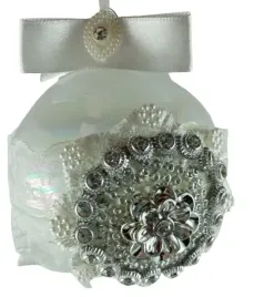 bombka-mleczna-z-ozdoba-broszka-8cm