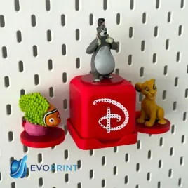 zestaw-uchwyt-na-glosnik-i-figurki-audiobajki-do-tablicy-ikea-czerwony