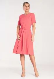 elegancka-koralowa-sukienka-midi-litera-a-z-krotkim-rekawem-i-wiazaniem-w-t