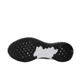nike-revolution-7-wzor-dominujacy-logo