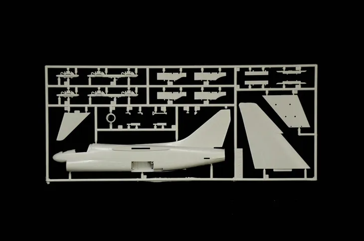 1-72-a-7e-corsair-ii-model-italeri-1411