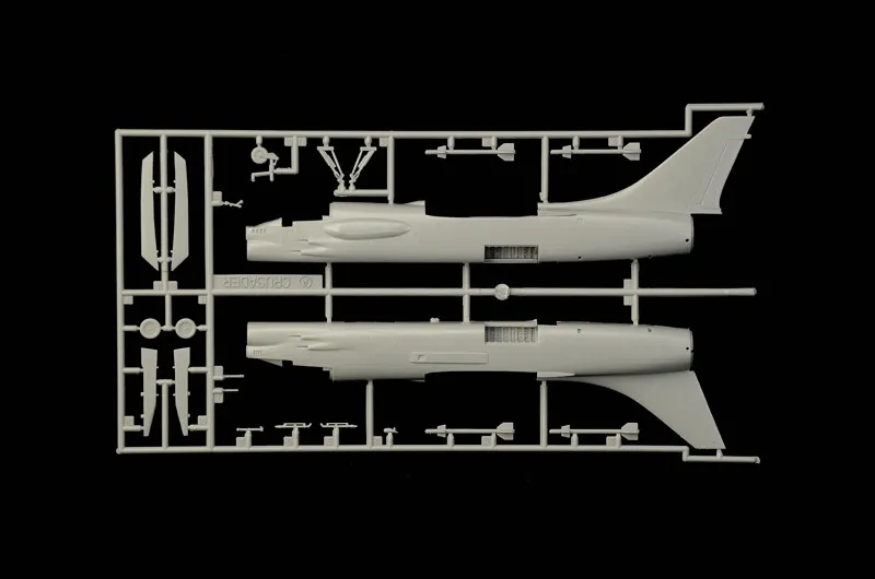 1-72-f-8e-crusader-marka-italeri