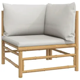 narozna-sofa-ogrodowa-z-jasnoszarymi-poduszkami-bambusowa