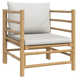 sofa-ogrodowa-z-jasnoszarymi-poduszkami-bambusowa