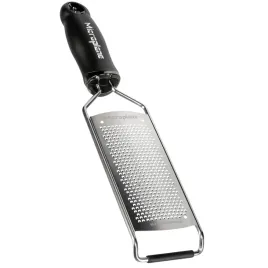 microplane-gourmet-tarka-z-drobnym-ostrzem-czarny
