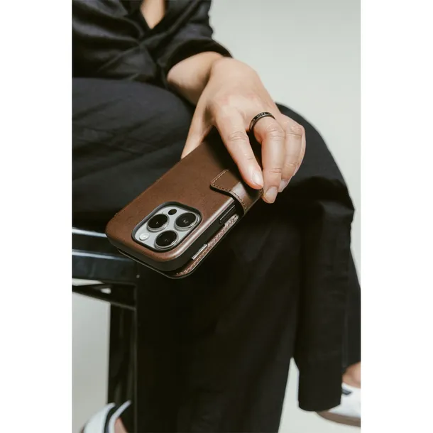 nomad-modern-leather-folio-iphone-16-pro-brown