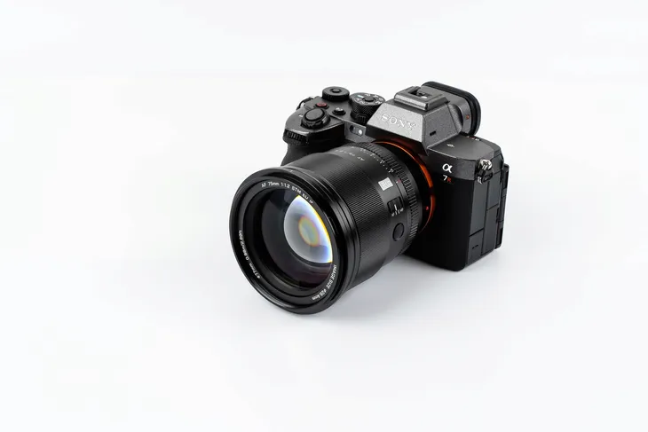 viltrox-af-75mm-f1-2-sony-e-pro
