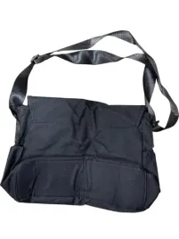 czarna-torba-na-ramie-z-kieszeniami-praktyczna-i-pojemna-32x25-cm
