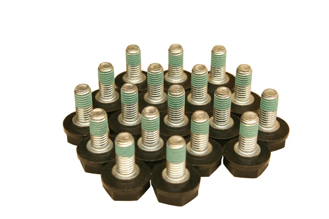 sruba-do-baterii-m10x22mm