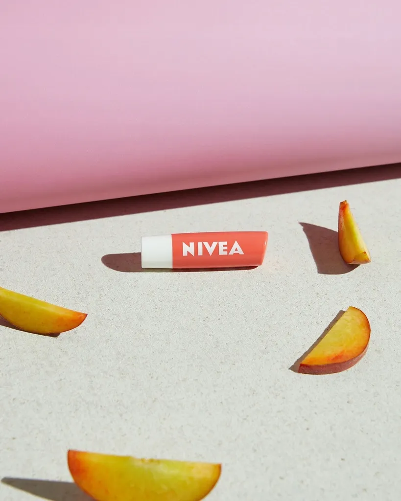 nivea-pomadka-ochronna-do-ust-peach-shine-stan-nowy