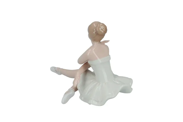 figurka-mala-baletnica-material-wykonania-porcelana
