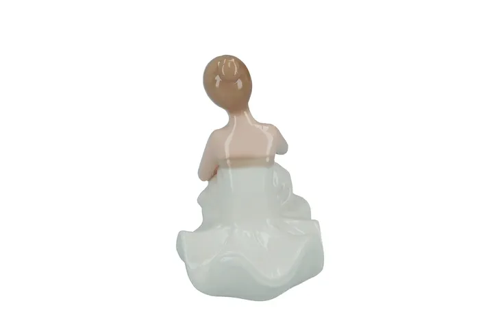 figurka-mala-baletnica-material-wykonania-porcelana