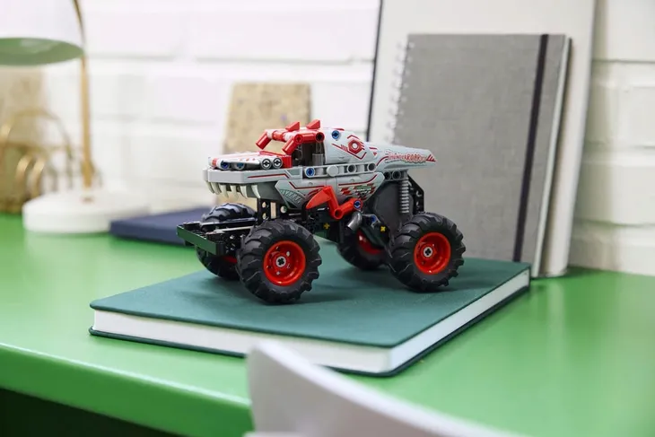 lego-technic-monster-jamtm-thunderroarustm-z-napedem-typu-pull-back