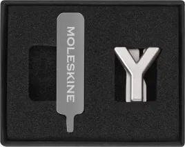 przypinka-moleskine-y-srebrna