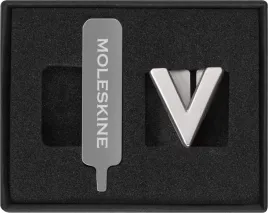 przypinka-moleskine-v-srebrna