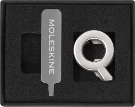przypinka-moleskine-q-srebrna