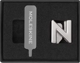 przypinka-moleskine-n-srebrna