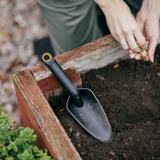 lopatka-fiskars-solid