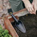 lopatka-fiskars-solid
