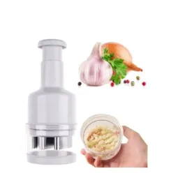 posiekaj-czosnek-cebule-siekaczem-na-drobinki