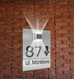 srebrna-tabliczka-adresowa-dibond-z-lampka-numer-domu-30x20-pionowa