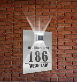 srebrna-tabliczka-adresowa-dibond-oswietlony-numer-domu-30x20-pionowa