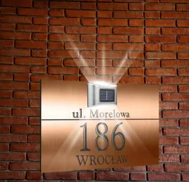 miedziana-tabliczka-adresowa-nierdzewna-oswietlona-numer-posesji-nadruk-uv
