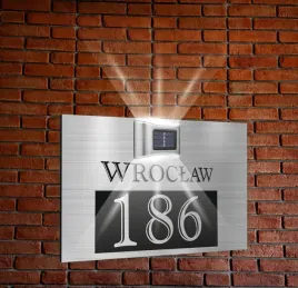 srebrna-tabliczka-adresowa-aluminiowa-oswietlona-numer-posesji-dibond-30x20