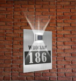 srebrna-tabliczka-adresowa-dibond-oswietlony-numer-domu-40x30-cm-pionowa