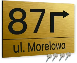 tabliczka-adresowa-aluminiowa-ze-strzalka-zlota