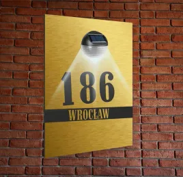 tabliczka-adresowa-zlota-oswietlona-pionowa-numer-na-dom-30x20-aluminiowa